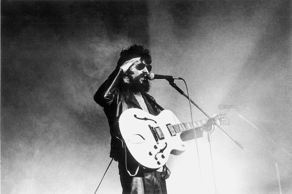 Raul Seixas no palco durante show