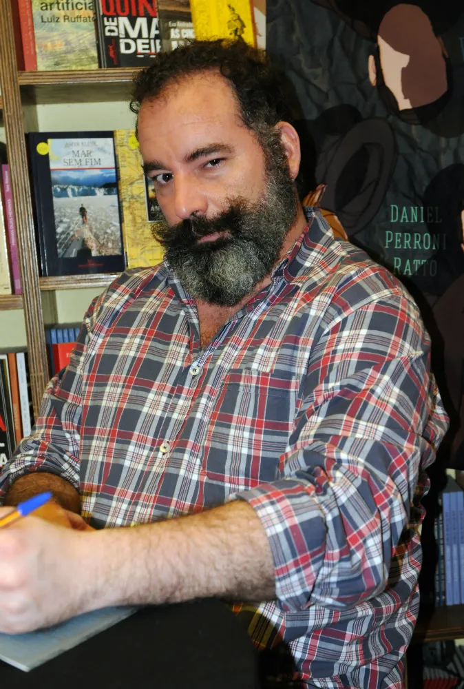 Fundador da Editora Algaroba, Daniel Perroni Ratto comemora vitória de 