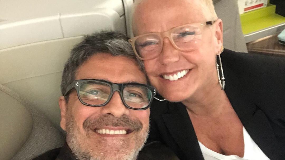 Marido de Xuxa, Junno Andrade sofre acidente de moto e ...