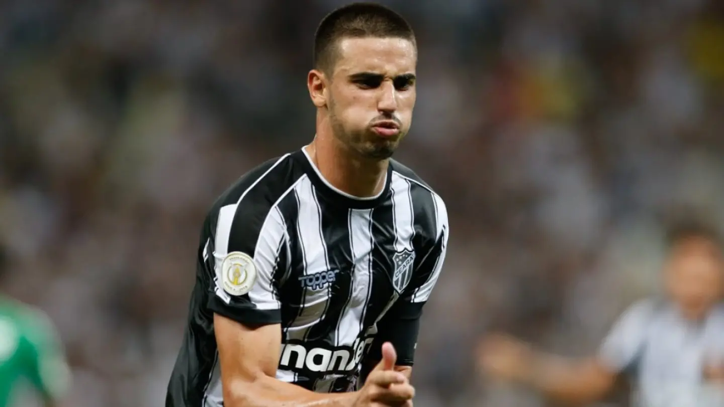 Thiago Galhardo comemora gol pelo Ceará