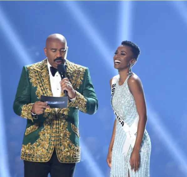 Pela quinta vez consecutiva, o humorista estadunidense Steve Harvey apresenta o show da final