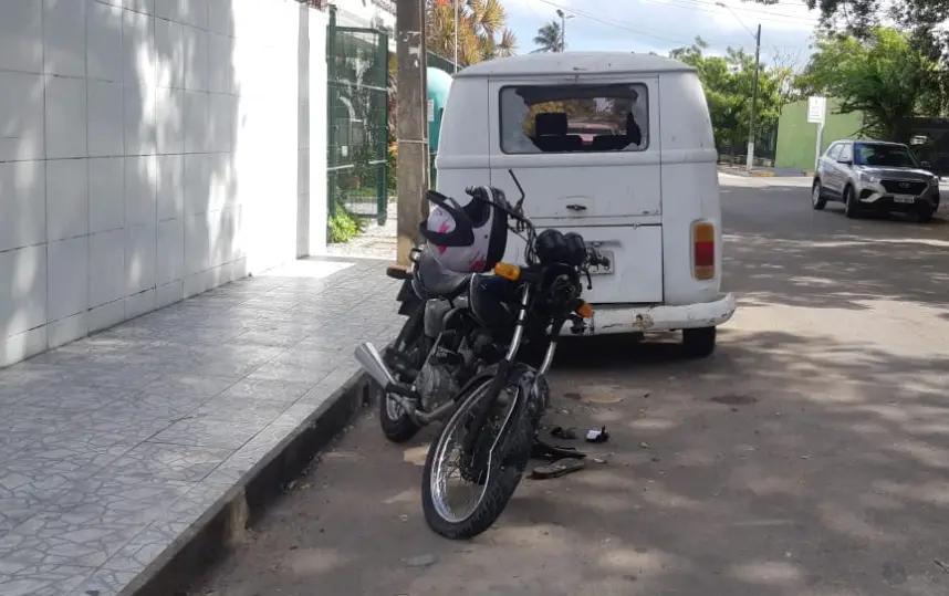 Imagem da notícia Suspeito de roubo bate moto após ser perseguido por vítima no Rodolfo Teófilo