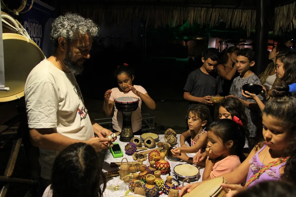 Em todos os dias de evento, espaço composto por instrumentos percussivos foi tomado pela curiosidade e sabedoria das crianças 