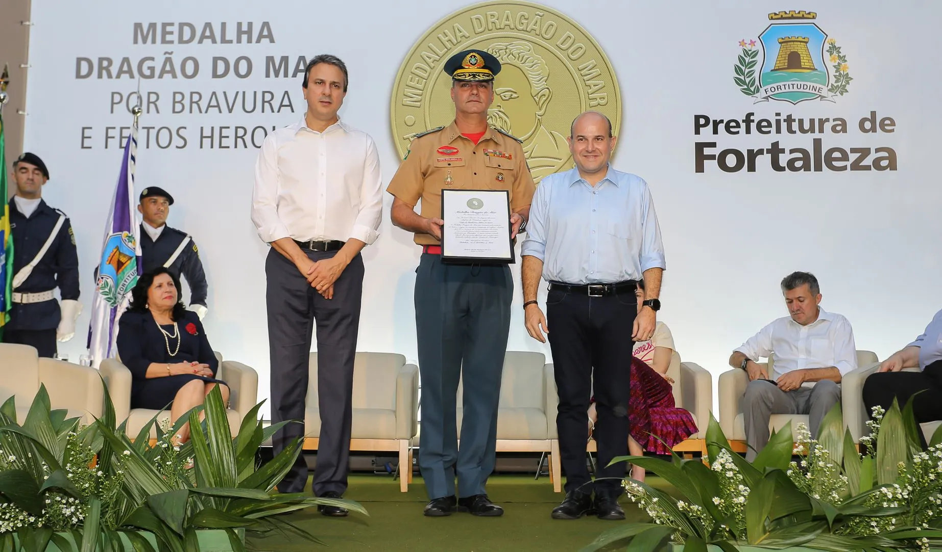 O governador e o prefeito entregaram a medalha ao comandante do Corpo de Bombeiros