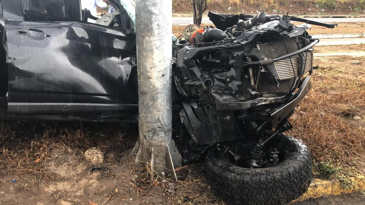 A motorista perdeu o controle do veículo, provavelmente devido à pista molhada