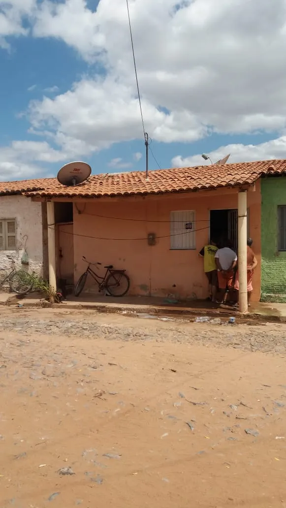 Os vizinhos precisaram subir no telhado da casa da vítima.