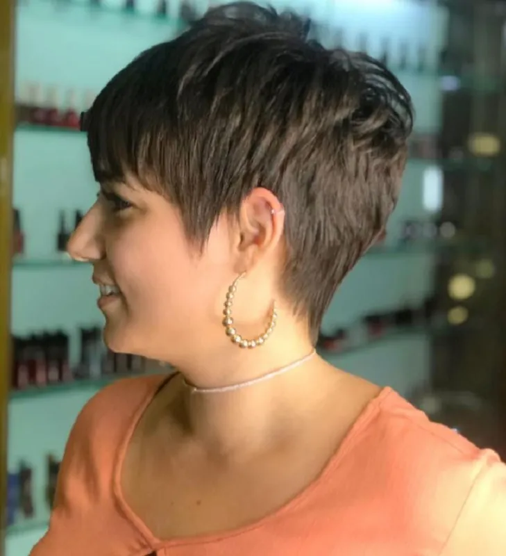 O modelo pixei hair pode variar do curtinho, conhecido como “Joãozinho”, a versão adotada por Marina Távora, até um corte com pontas desfiadas e franja