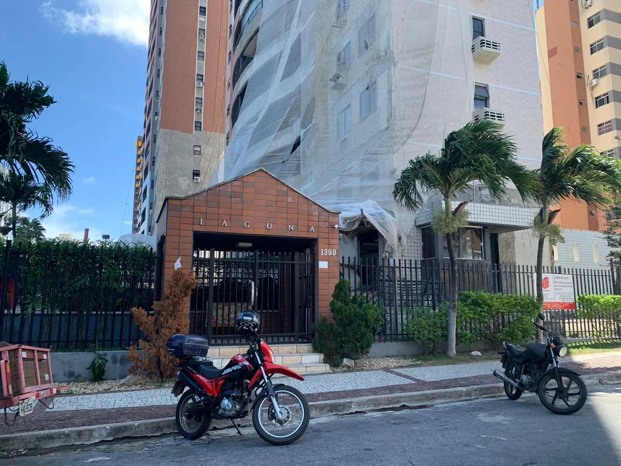 Operário estava na cobertura do prédio de 21 andares, preparando-se para trabalhar, quando caiu.