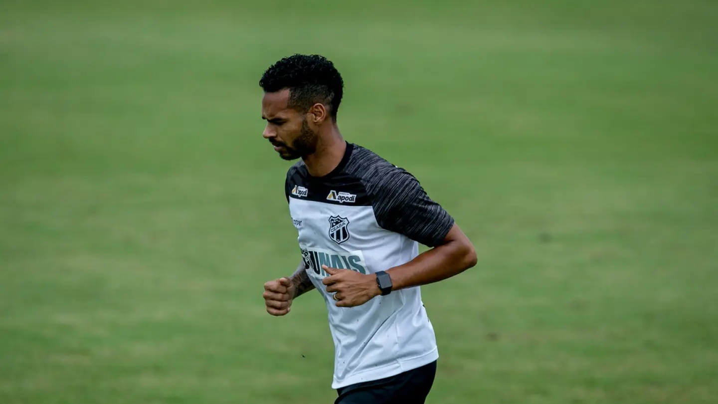 Valdo em ação durante treino do Ceará