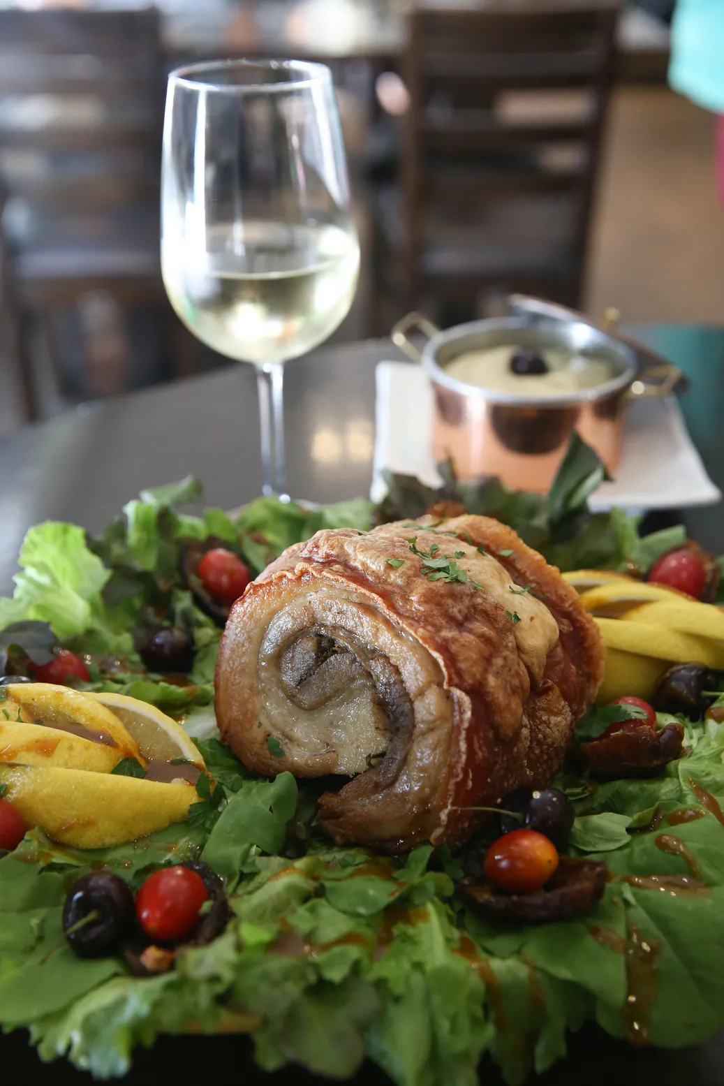 Porqueta pururucada com salada verde e mousseline de maçã verde é uma boa opção para a ceia de Réveillon