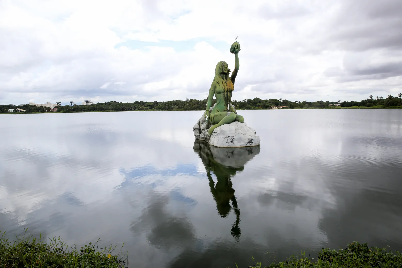 Estátua de Iracema na lagoa de Messejana.