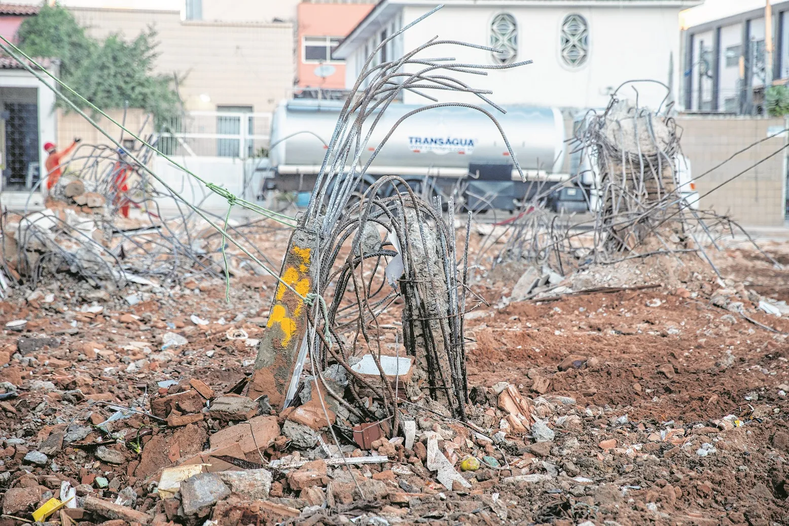Em depoimentos, moradores do Edifício Andrea relataram que, pelo menos, cinco colunas foram mexidas entre os dias 14 e 15 de outubro