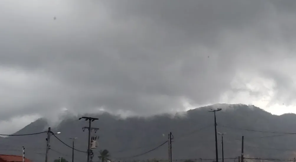 A previsão da Funceme para esta segunda-feira (30) é de predomínio de nebulosidade variável em todas as regiões com possibilidade de chuva na faixa litorânea, no Maciço de Baturité, na Ibiapaba e no Sul