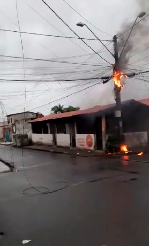 Fogo em parte do poste