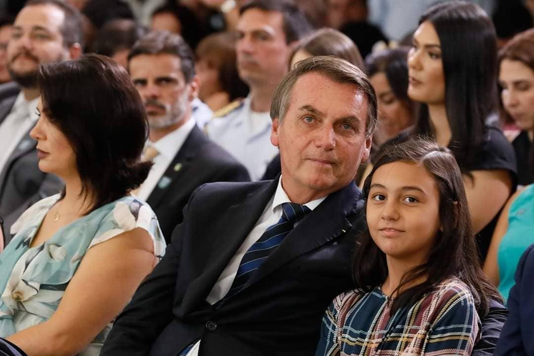 Bolsonaro vai à praia em base naval ao lado da filha Laura - Jornal de  Brasília