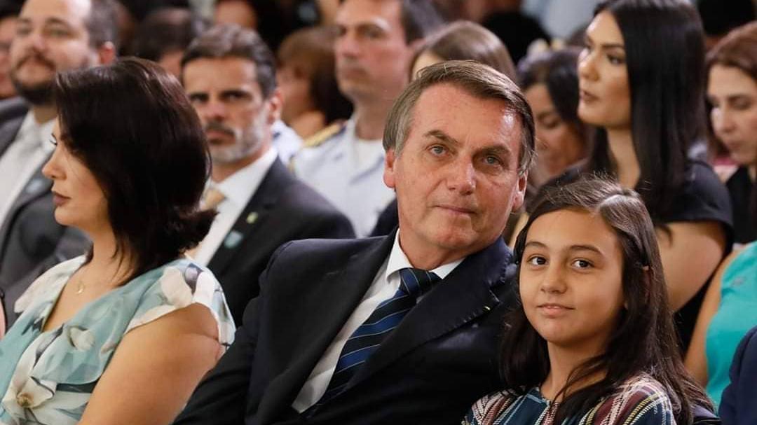 Laura Bolsonaro completa 13 anos com festa simples ao lado dos pais;  assista - Roma News