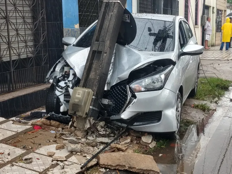 A motorista foi atingida e bateu o veículo em um poste de iluminação pública. 