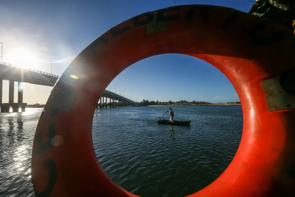 Passar por debaixo da ponte da Barra do Ceará pode oportunizar bons momentos