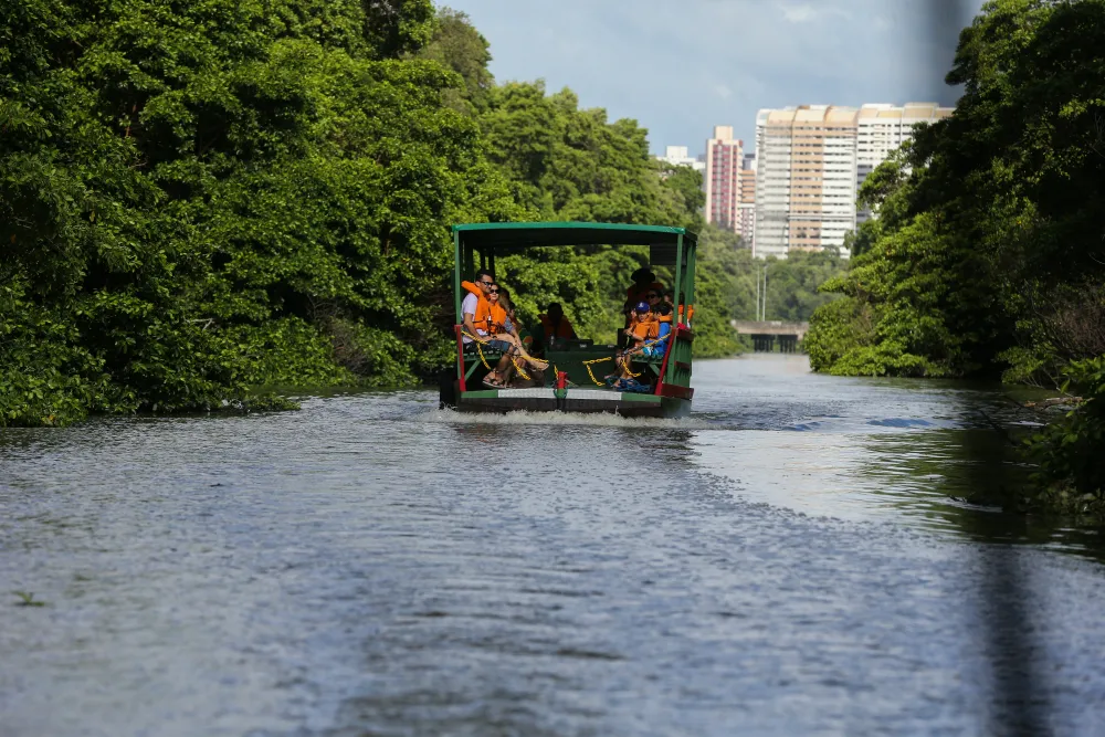 O passeio de barco no Cocó tem caráter ecológico 
