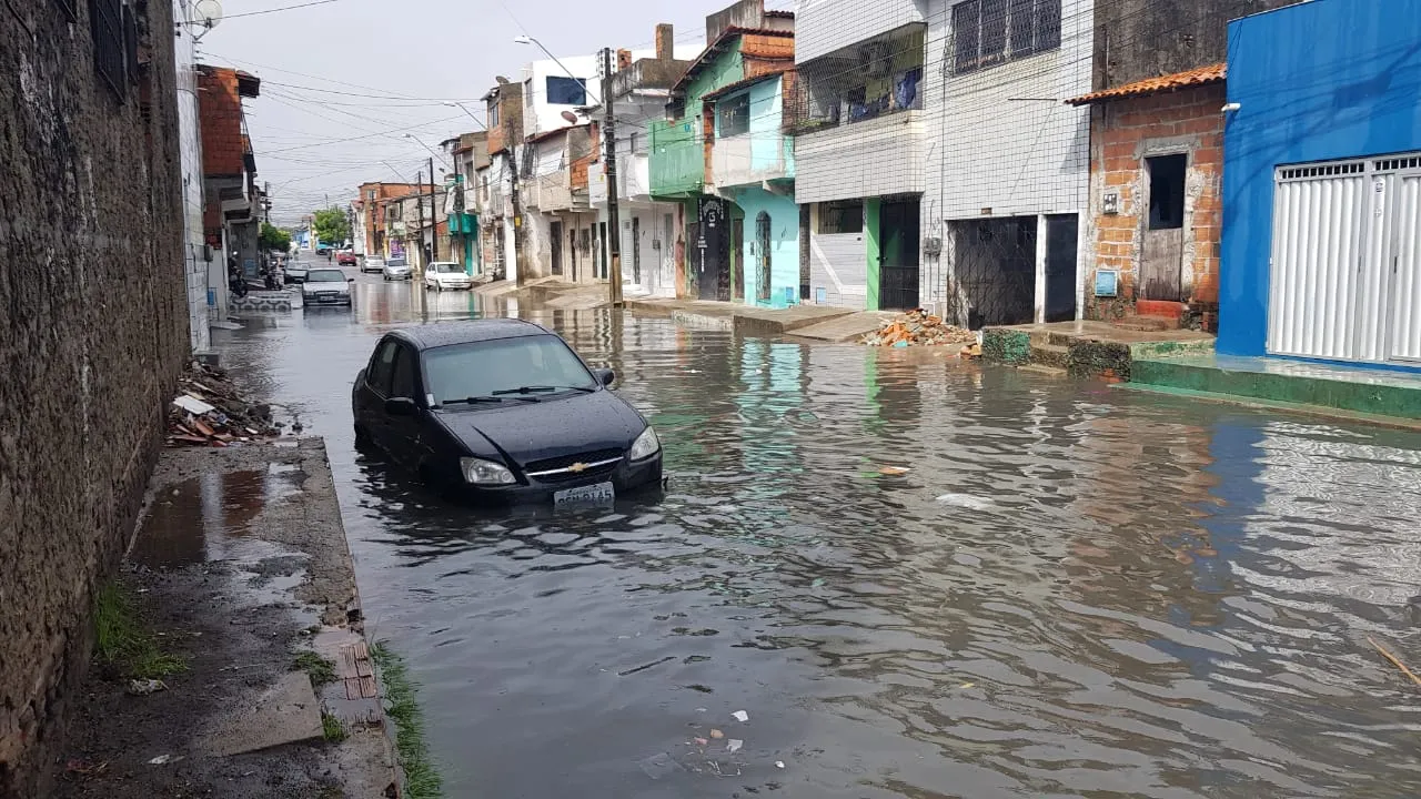 Chuva alagou casas na Aerolândia, em Fortaleza