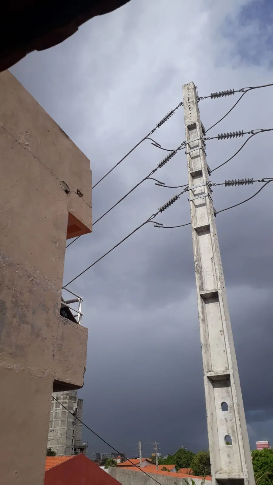 Idoso estava pintando o prédio quando foi atingido pela descarga elétrica 
