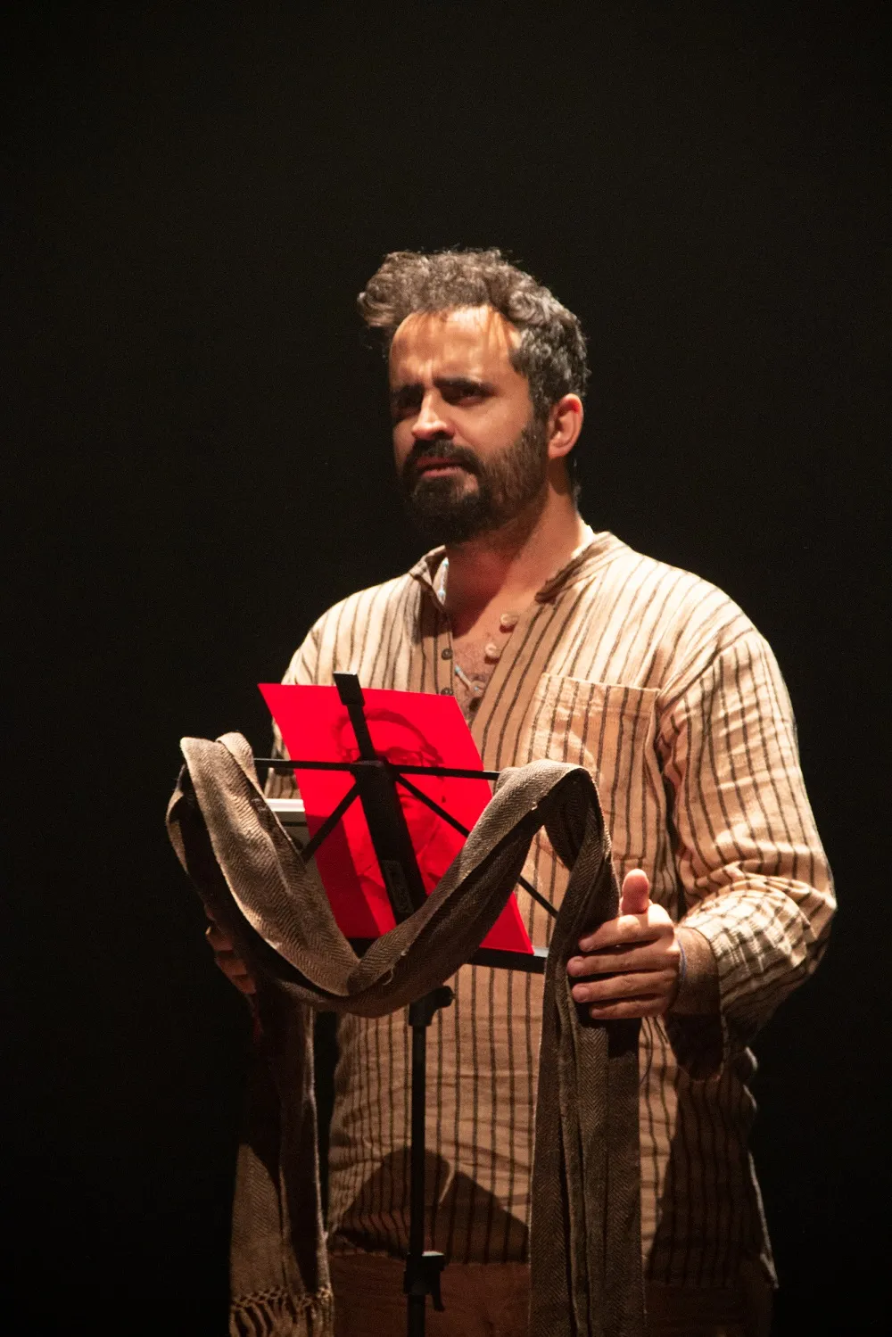O solo propõe um cruzamento das trajetórias do artista, do frade e de Jesus