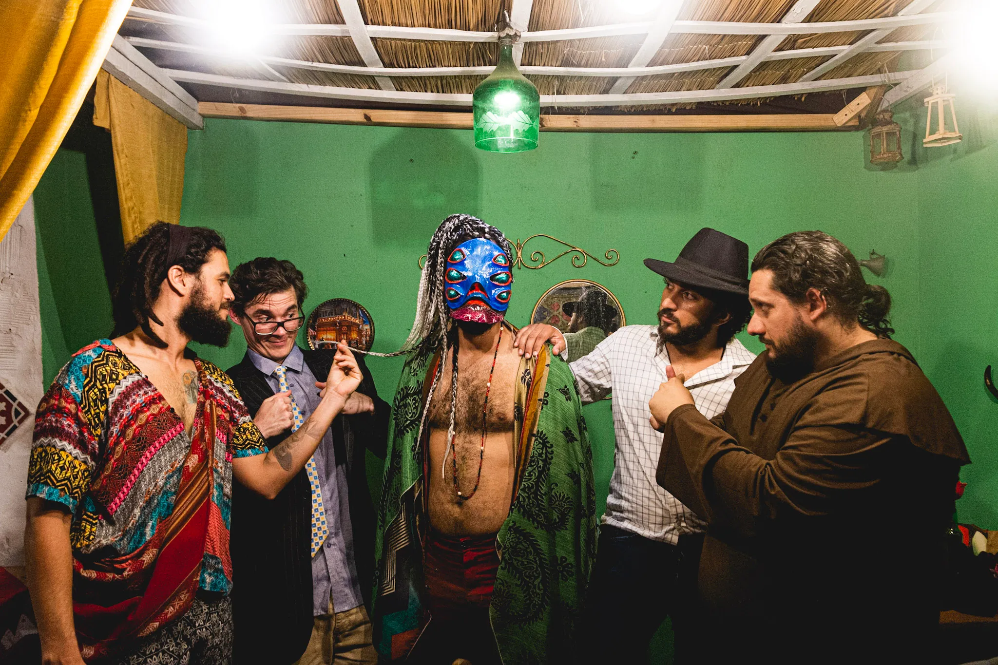 Nesse carnarock, a banda também se joga na folia e encarna os personagens de Raul