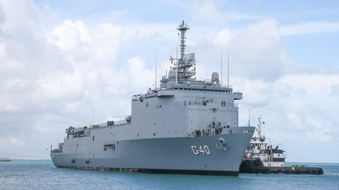 2° maior navio da Marinha atraca