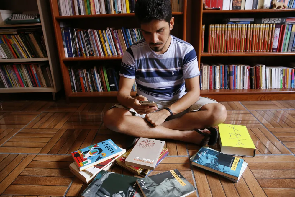 O diálogo entre suportes digitais e aparatos físicos têm otimizado a rotina de leitura de Paulo
