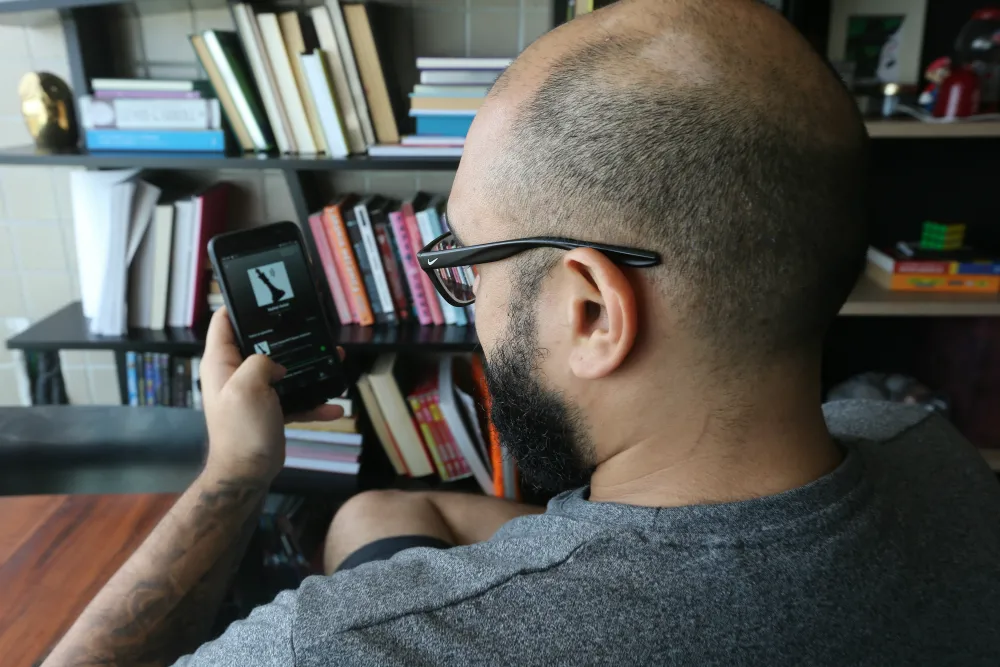 Podcasts, como Nerdcast e Mamilos, auxiliam o biólogo e cozinheiro André Pereira a conhecer outros títulos 