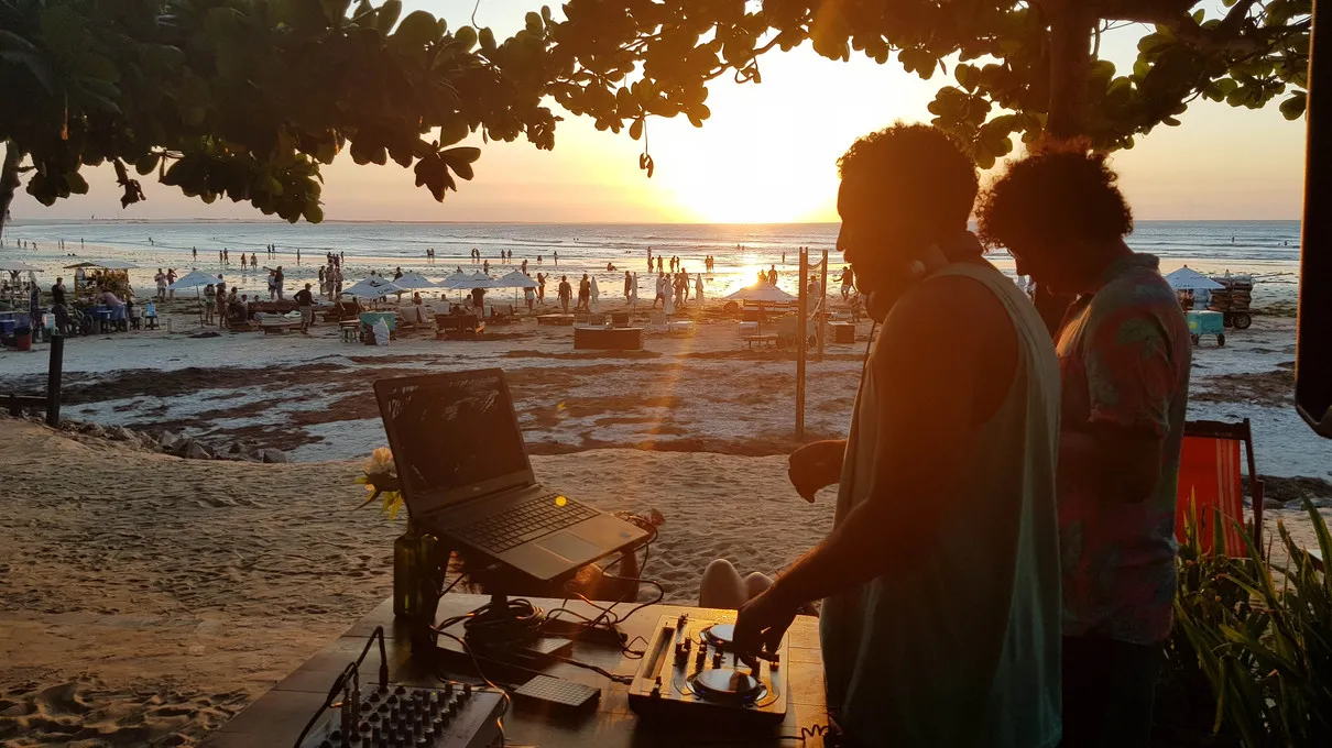 DJs Nego Célio e Tomé na área: a faixa de praia no fim da tarde é um atrativo ao encontro 