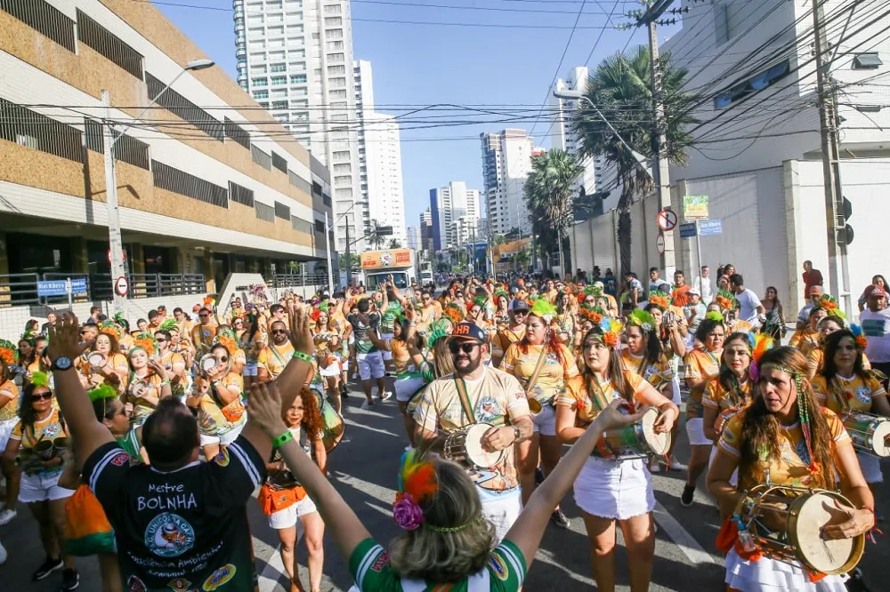 Ritmistas do Bloco Unidos da Cachorra em desfile na Praia de Iracema