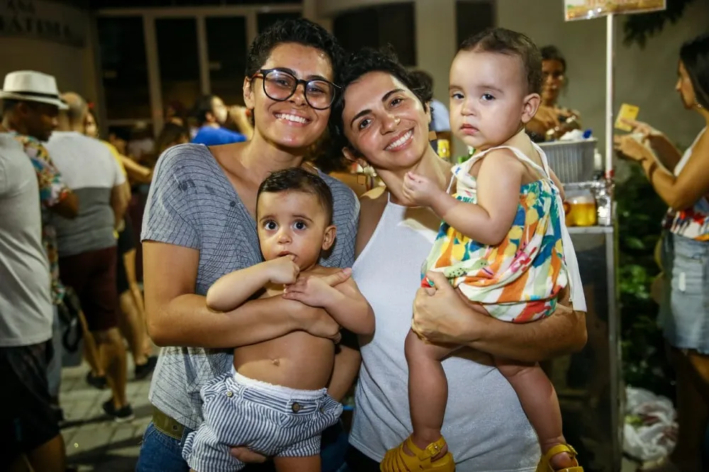 Naiara Sousa e Ticiana Antunes estão juntas há sete anos e trouxeram os filhos gêmeos pela primeira vez para a folia
