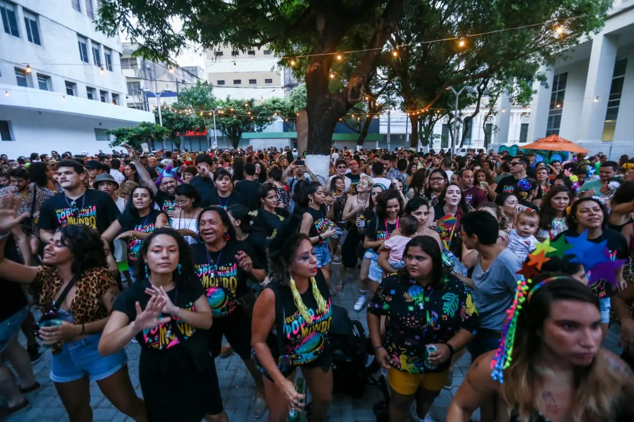 Imagem da notícia Foliões fazem a festa em blocos e baterias no primeiro sábado de Pré-Carnaval em Fortaleza