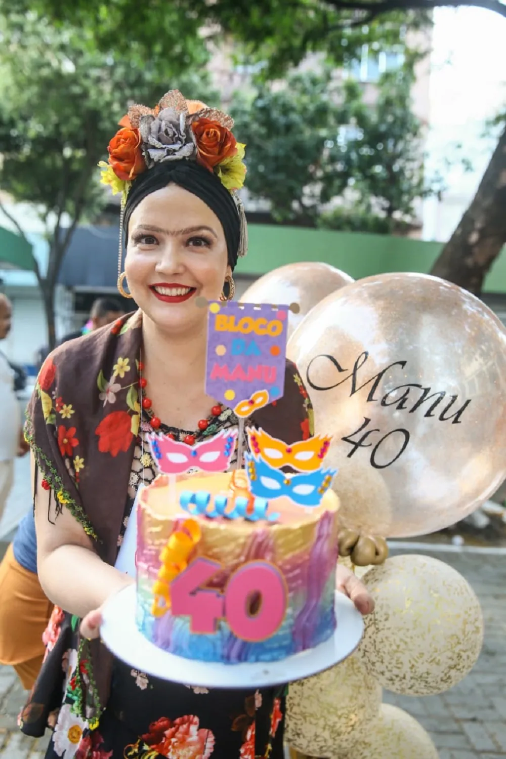 Em tratamento contra o câncer, a maquiadora Manu Feitosa comemorou 40 anos com amigos e família no meio da folia