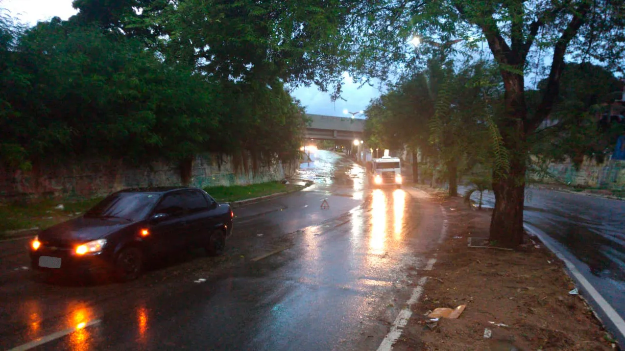 Av. Raul Barbosa ficou alagada. Um carro teve problemas ao passar por alagamento