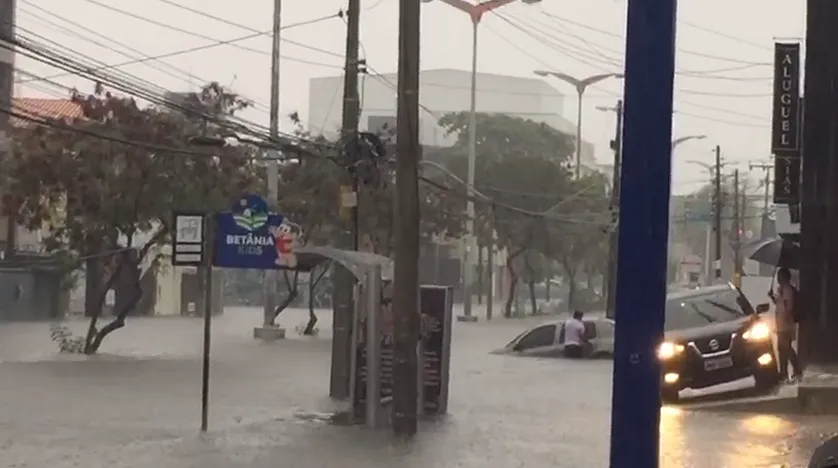 Com a água acumulada na Avenida Heráclito Graça, no Centro, deixou um carro submerso nesta manhã