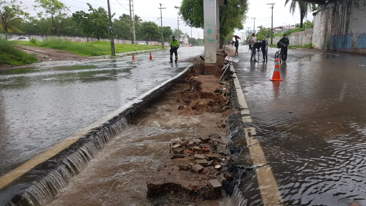 Av. Raul Barbosa foi interditada após uma cratera abrir
