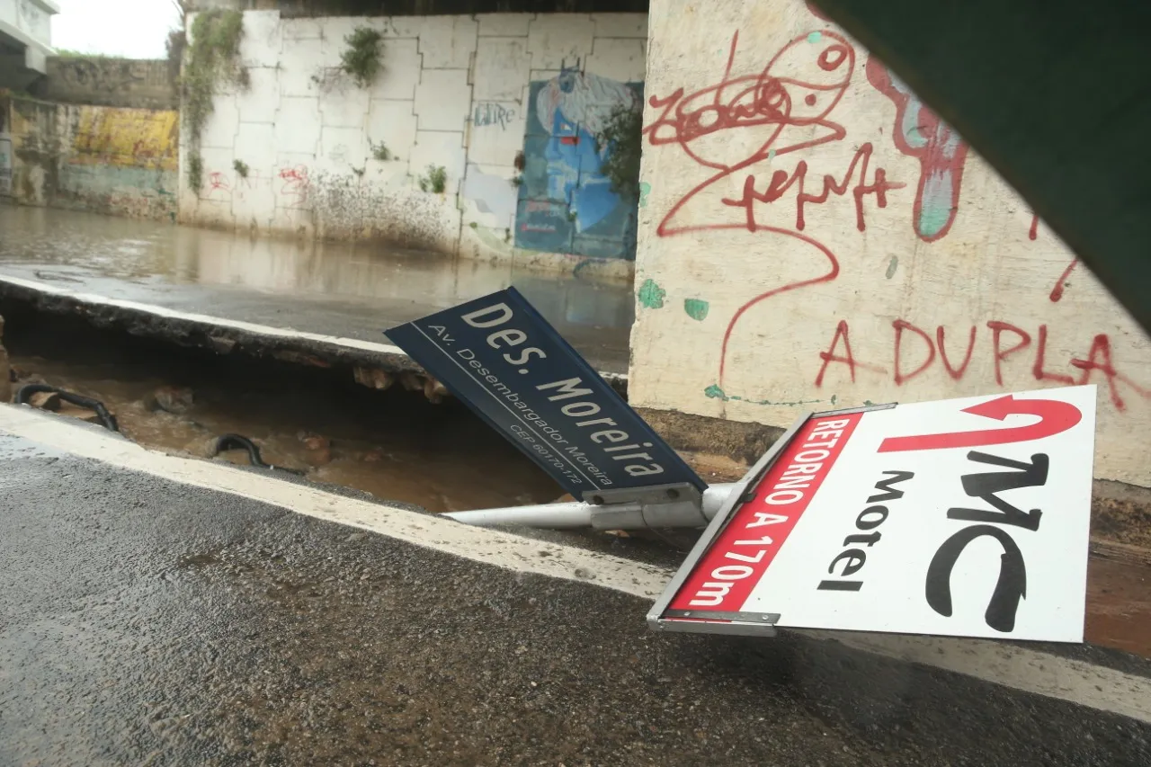 Placa de sinalização cedeu junto com o asfalto