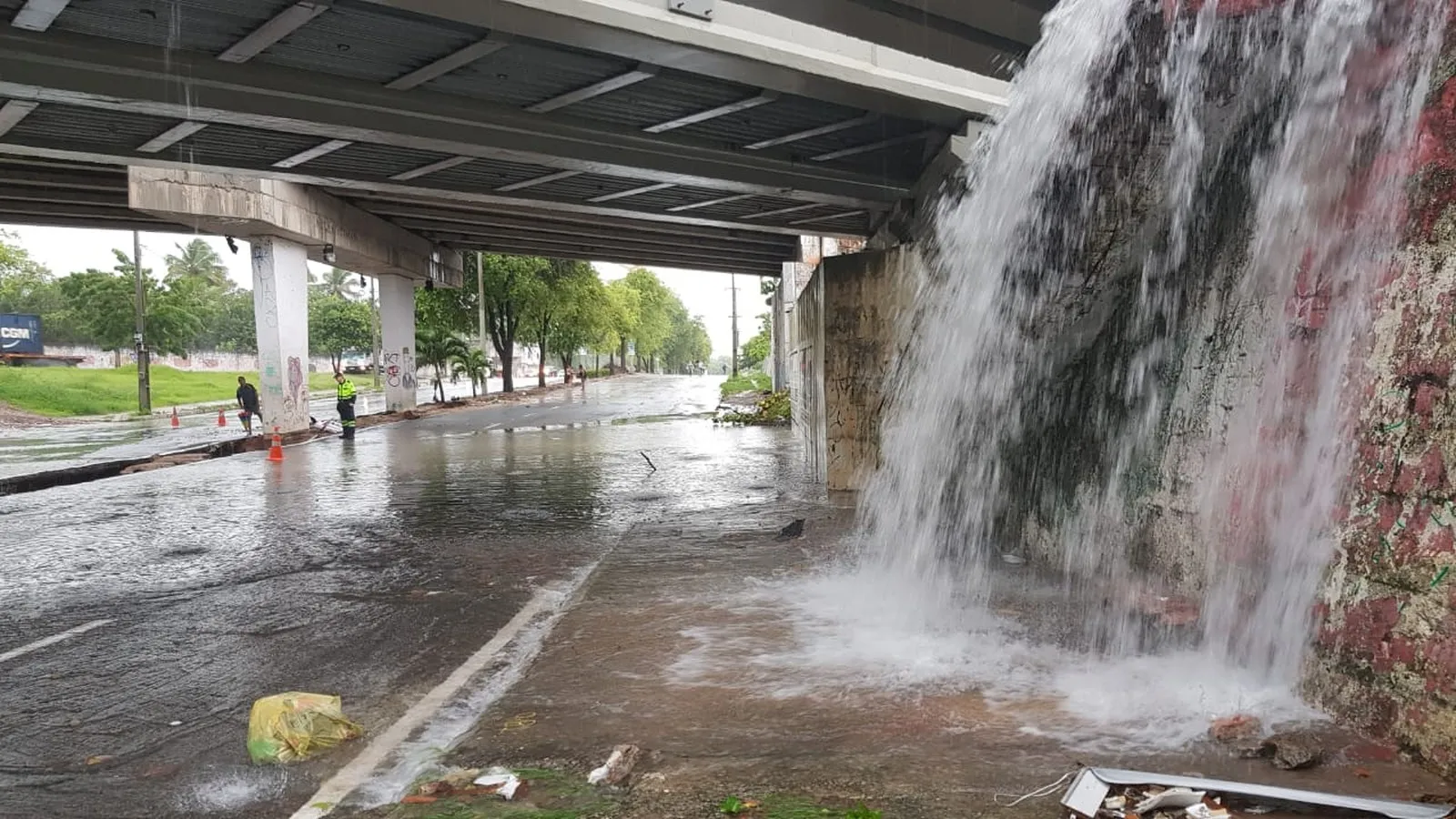 Forte chuva causou cachoeira sob o viaduto.