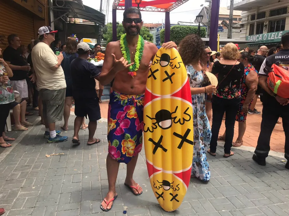 Vestido de surfista, Glauber Matos já tinha destino certo depois da folia: a praia
