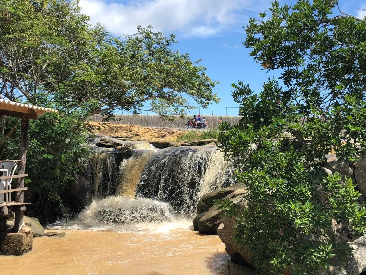 Após rompimento parcial no açude em Granjeiro, em Ubajara, Cachoeira do Balneário do Boi Morto, um dos pontos turísticos da região fica com cor de lama.  
