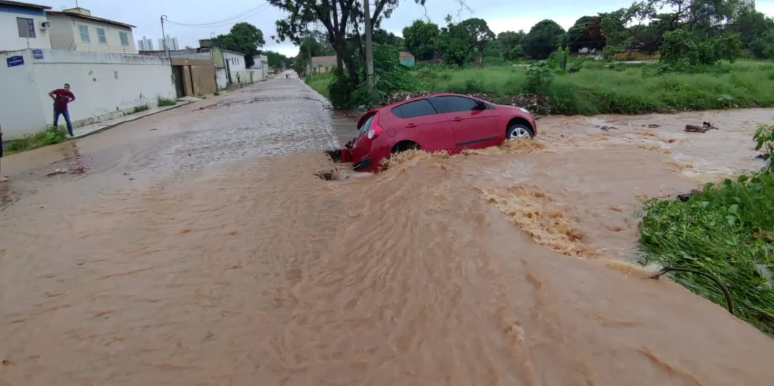 Cratera se forma na Rua Padre Manoel Germano, Lagoa Seca, em Juazeiro do Norte