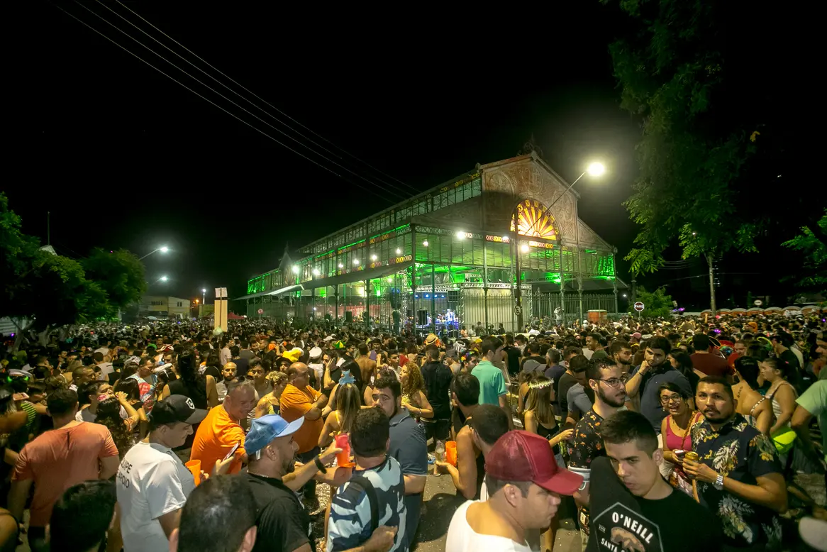 multidão ao redor do mercad o dos pinhões durante o pré-carnaval