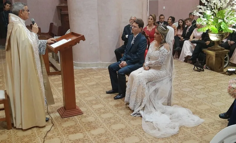 Diácono, o pai assumiu o papel de celebrante e realizou o casamento da filha Rebeca com Danilo