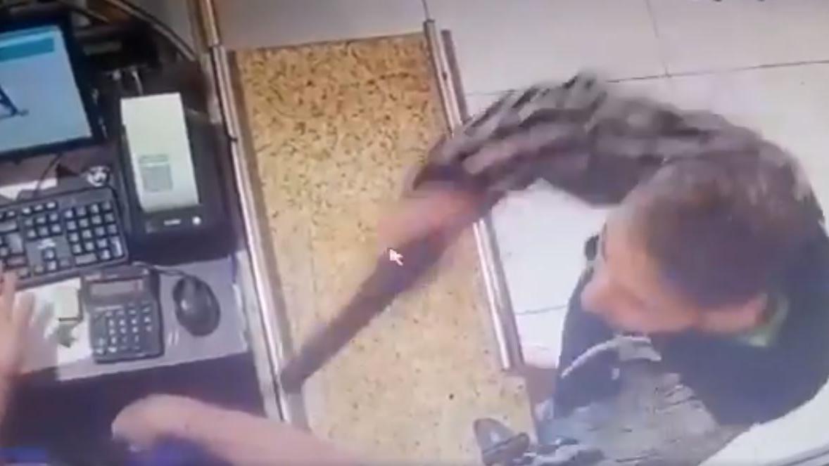 Homem tenta assaltar farmácia, vítima reage e toma arma de brinquedo do assaltante em Fortaleza - Segurança - Diário do Nordeste