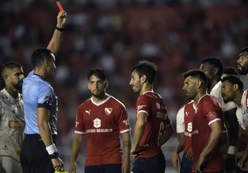 Lateral esquerdo Sanchez Mino também foi expulso junto a Juan Quintero. Meia Sonora passou a desempenhar sua função na defesa