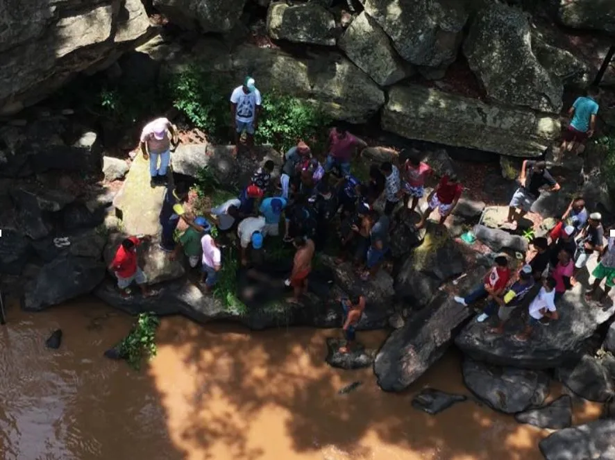 O corpo estava preso por uma corda ao medidor de nível da cachoeira