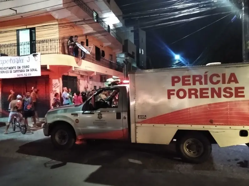 Imagem da notícia Dupla em moto mata a tiros jovem de 22 anos na Avenida Borges de Melo, em Fortaleza