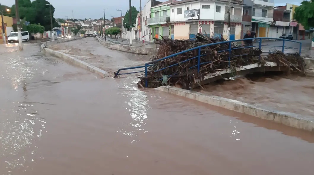 Imagem da notícia Canal do Rio Granjeiro transborda em alguns trechos e causa transtornos no Crato 